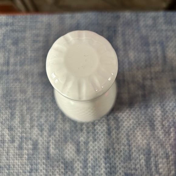 College of the Holy Cross 17oz/500ml S’Well Bottle with bumper and travel handle - Picture 5 of 9